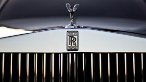 Внедорожник Rolls-Royce получит задние сиденья, выдвигающиеся из автомобиля