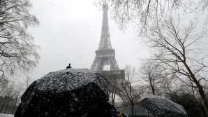Эйфелеву башню вновь открыли для посетителей 