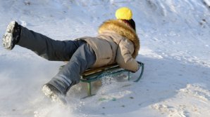 Катавшаяся с горки девочка разбилась об дерево под Саратовом