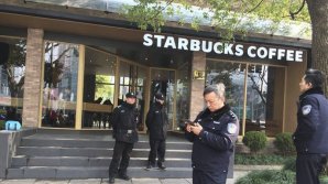 В Шанхае грузовик въехал в толпу людей: опубликованы фото и видео 