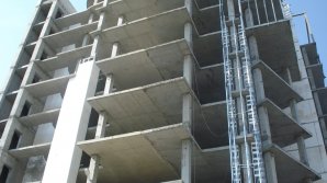 Кишиневец добивается прекращения строительства высотки у стен своего частного дома