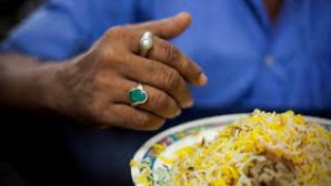 В Турции мусульманам запретили есть и пить левой рукой