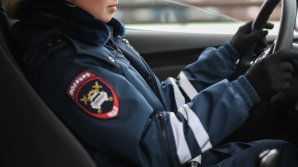 В Коми пьяный мужчина пытался убить сотрудницу ДПС ремнём безопасности — видео