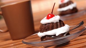 Курьер руками собрал упавшие на землю пирожные: видео