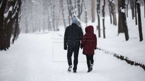 В страну возвращаются снегопады, на дорогах образуется гололедица