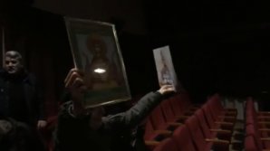 В Румынии группа людей с иконами сорвали сеанс фильма о геях