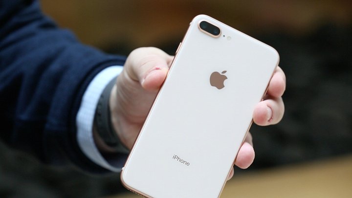 Мужчина уронил iPhone в унитаз и застрял в нем