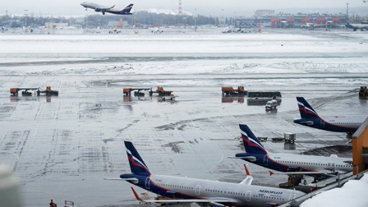 В московских аэропортах задержано и отменено более 30 рейсов