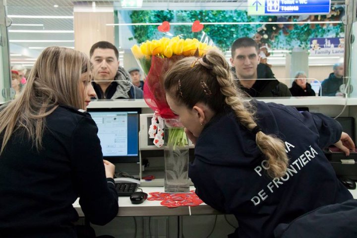 "Путешествуй с любовью": пограничники поздравили туристов с Днём святого Валентина (фото)