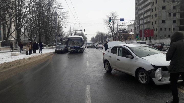 Смертельное ДТП в столице: женщина скончалась после столкновения автомобиля с троллейбусом (фото) 