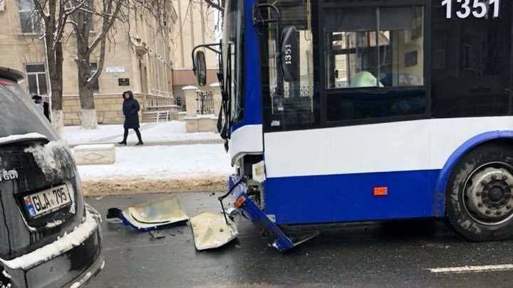 Смертельное ДТП в столице: женщина скончалась после столкновения автомобиля с троллейбусом (фото) 