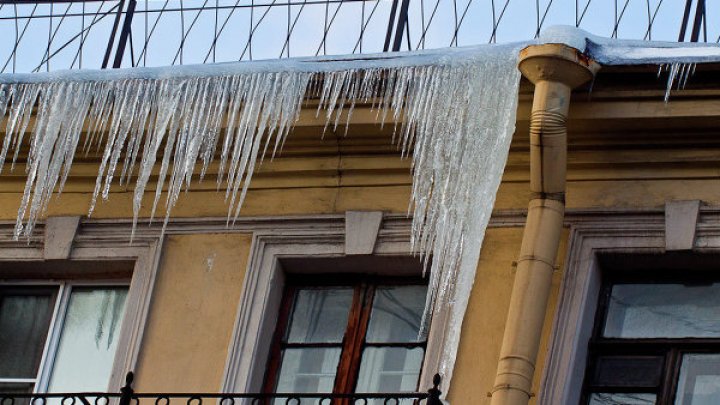 Сосулька упала на голову школьника в центре Саратова