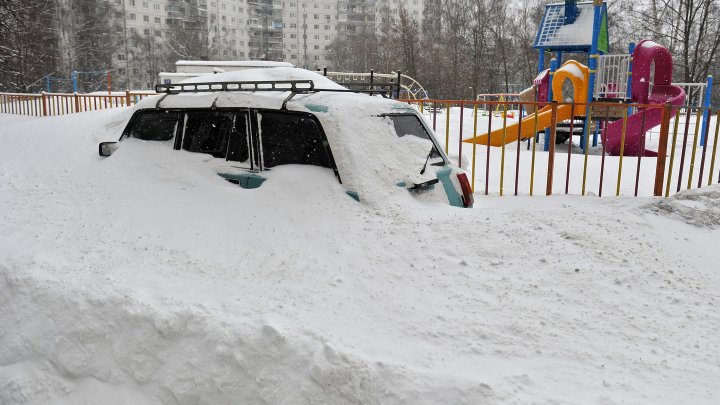 Забытая воспитателями девочка умерла в сугробе перед детсадом в Новой Москве