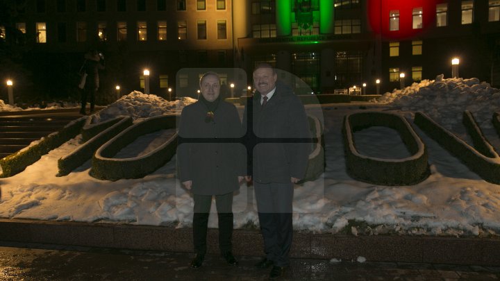 Здание парламента окрасили в цвета литовского флага (фоторепортаж) 