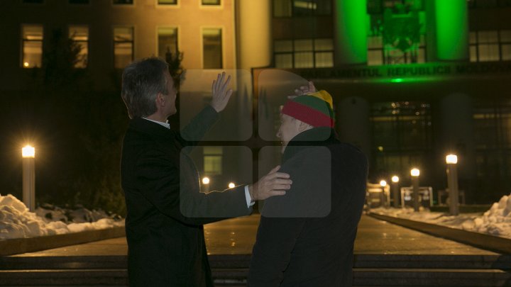 Здание парламента окрасили в цвета литовского флага (фоторепортаж) 