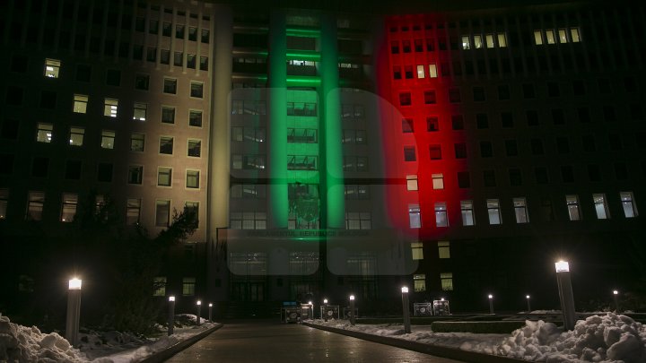 Здание парламента окрасили в цвета литовского флага (фоторепортаж) 