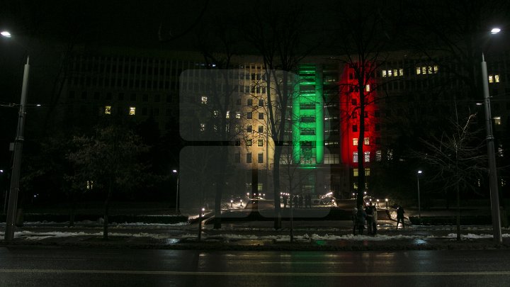 Здание парламента окрасили в цвета литовского флага (фоторепортаж) 