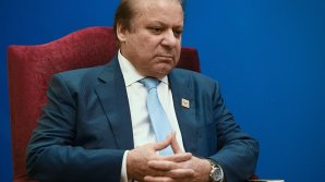 В бывшего премьер-министра Пакистана Наваза Шарифа запустили ботинком