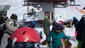 ЧП на канатной дороге в Грузии: у пассажиров переломаны руки, ноги и спины (видео)