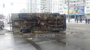 В Киеве грузовик влетел в трамвай с десятками пассажиров (фото) 