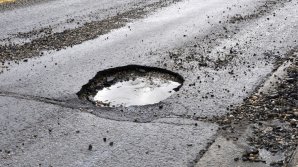 После снегопадов, на дорогах образовались "ловушки" для машин