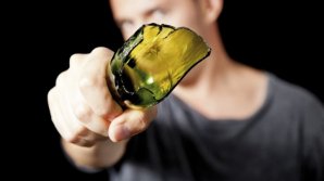 Пьяный мужчина бросил бутылку с дизтопливом в окно парламента