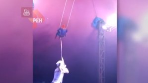 Видео: "человек-паук" упал с трапеции, выполняя трюк