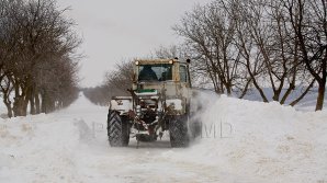 Минувшей ночью в снежных заносах застряли более 30 автомобилей 