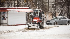 На дороги столицы минувшей ночью вывели более 60 спецмашин