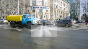 «Это должно стать традицией»: в Кишинёве улицы вымыли от грязи (видео)