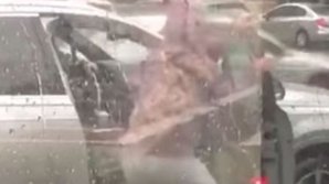 Девушка не смогла закрыть дверь машины из-за шторма "Эмма"