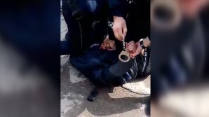 Устроил ДТП и угрожал пистолетом: водитель в столице разбил лопатой несколько автомобилей (видео)