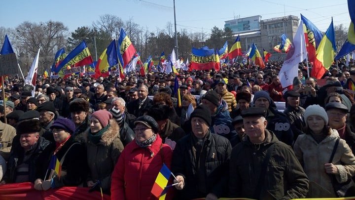 Сторонники объединения Молдовы и Румынии собрались в центре Кишинева: фоторепортаж