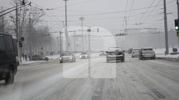 В Кишиневе более 70 спецмашин будут ночью убирать снег 