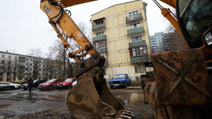 В Москве экскаватор упал с моста на поезд, есть пострадавшие