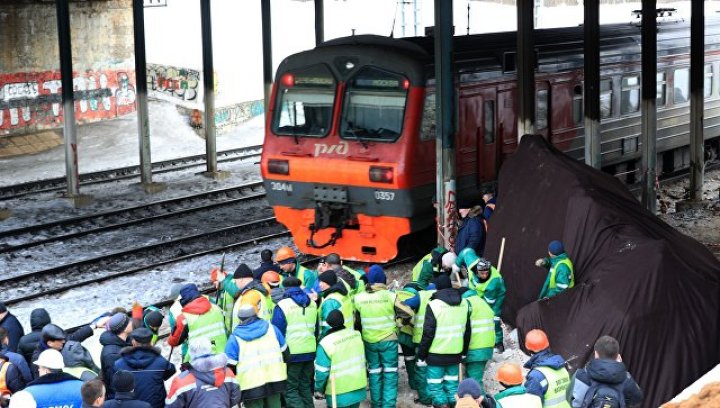 Опубликовано видео с места падения экскаватора на электричку в Москве