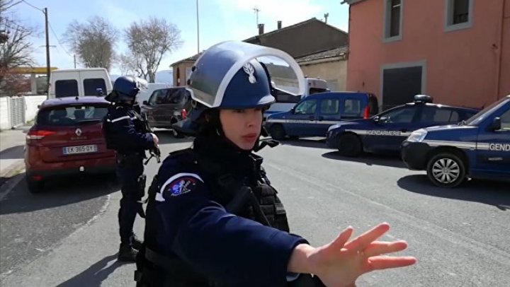 Скончался полицейский, обменявший себя на заложника при теракте во Франции