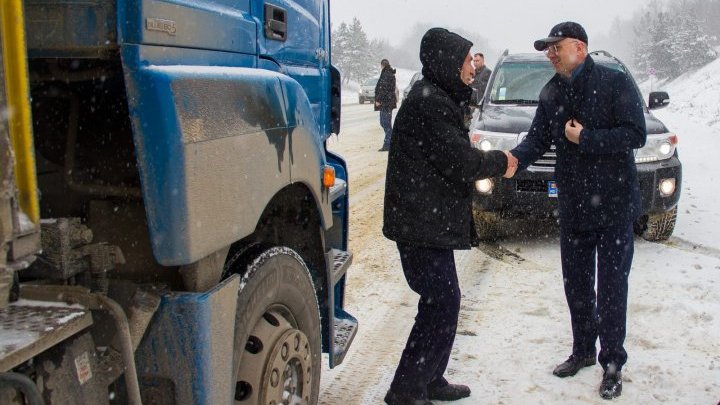 Павел Филип лично следит за уборкой снега на дорогах страны: фото