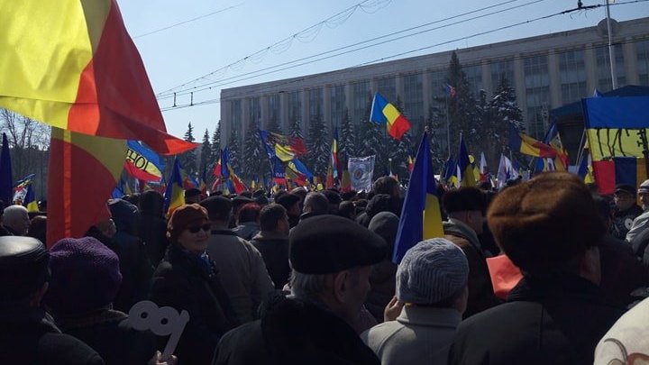 Сторонники объединения Молдовы и Румынии собрались в центре Кишинева: фоторепортаж