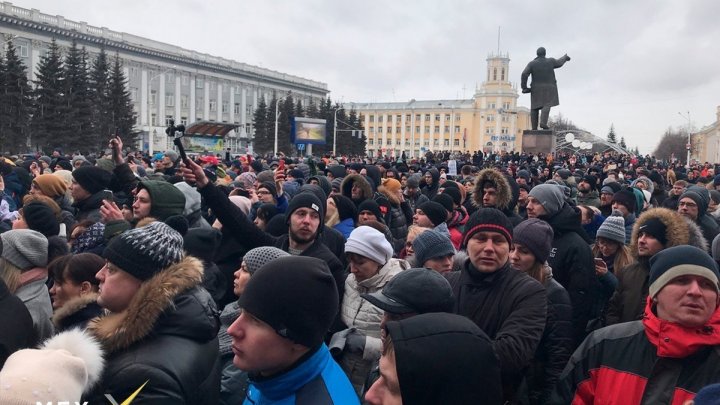 В Кемерово тысячи людей вышли на протест и требуют отставки местных властей