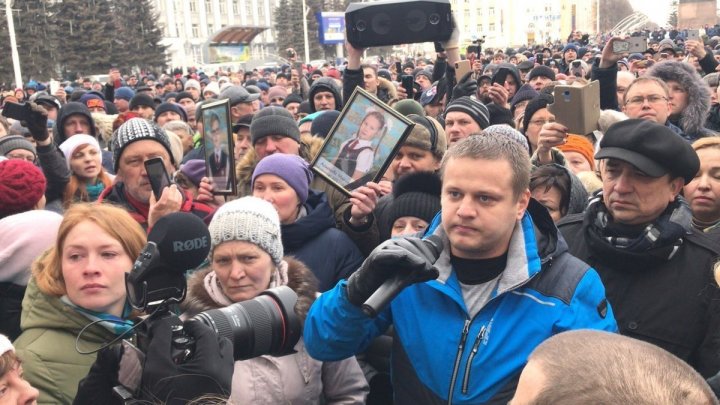 В Кемерово тысячи людей вышли на протест и требуют отставки местных властей