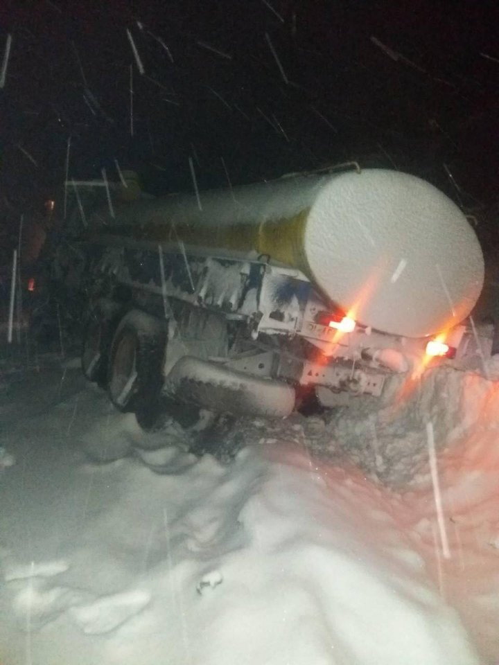 Движение крупнотоннажного транспорта приостановлено на некоторых национальных дорогах