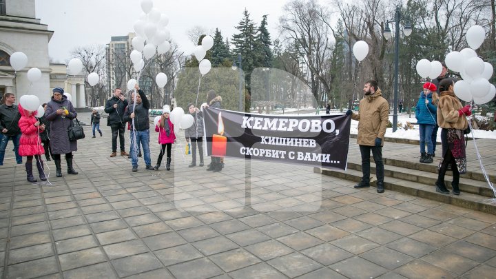 "Кемерово, мы с тобой": В Кишиневе запустили белые шары в память о погибших в торговом центре (фото) 