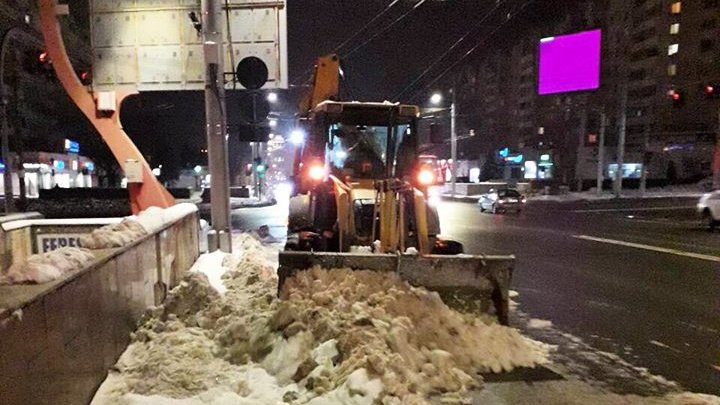 Столицу всю ночь очищали от снега: фото