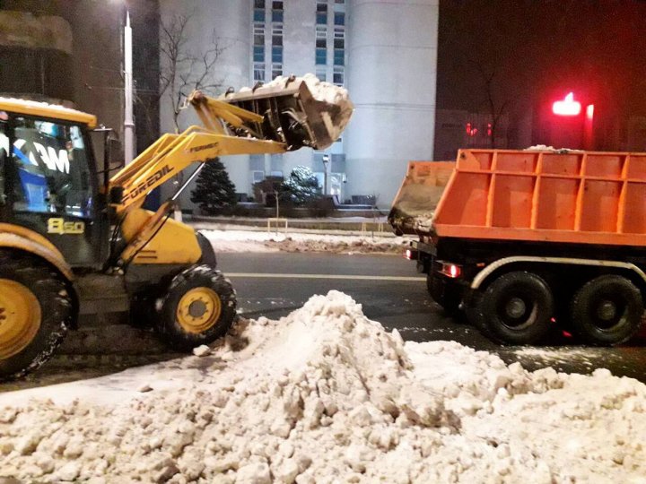 Столицу всю ночь очищали от снега: фото