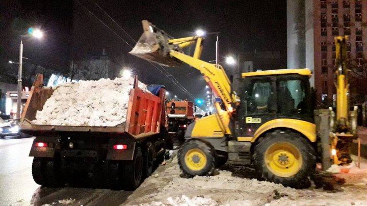 Столицу всю ночь очищали от снега: фото