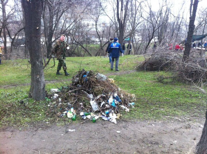 Генеральная уборка в столице: тысячи людей наводят порядок в городе с самого утра