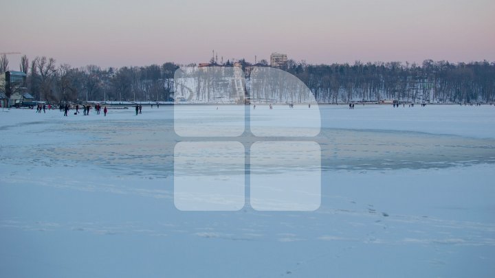 Тонкий лед: жители столицы ходят по замерзшему озеру, подвергая опасности себя и своих детей (фоторепортаж)