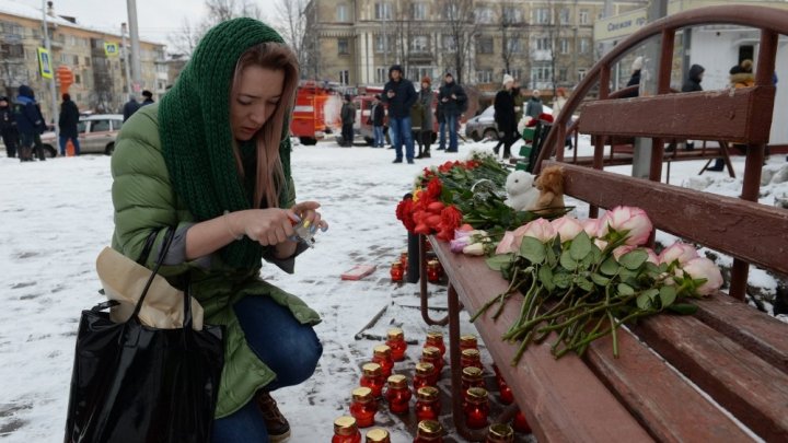 В Кемерове родственникам погибших при пожаре начали передавать тела