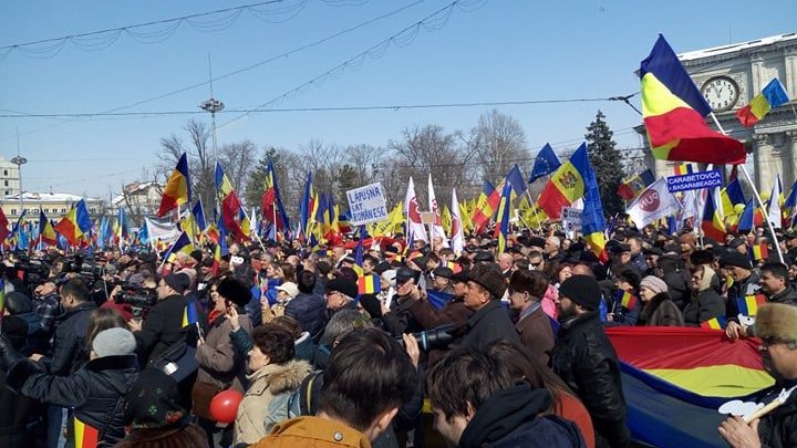 Сторонники объединения Молдовы и Румынии собрались в центре Кишинева: фоторепортаж